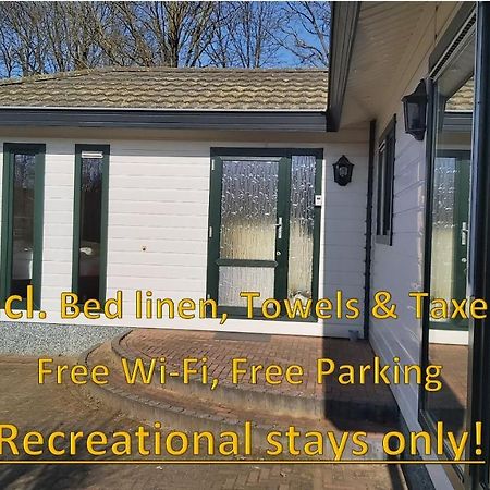 Ruim Familie Chalet Tot 4 Personen Op De Veluwe Bungalowpark De Kern Putten Dış mekan fotoğraf