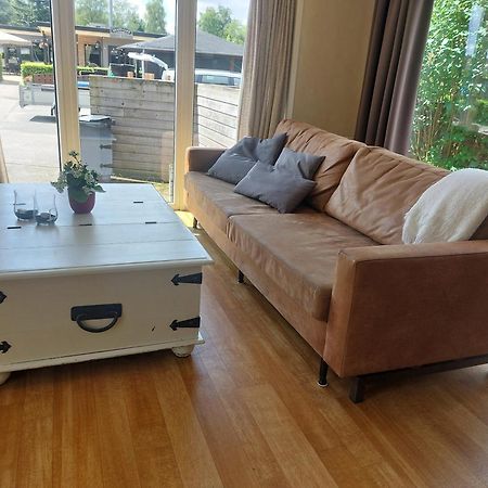 Ruim Familie Chalet Tot 4 Personen Op De Veluwe Bungalowpark De Kern Putten Dış mekan fotoğraf